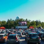 Kino samochodowe jest jednym z najbardziej znanych formatów kina plenerowego.