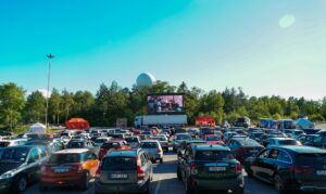Kino samochodowe jest jednym z najbardziej znanych formatów kina plenerowego.