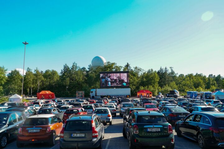 Kino samochodowe jest jednym z najbardziej znanych formatów kina plenerowego.