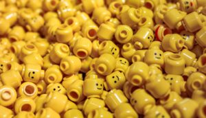 Żółty ludzik LEGO jest jedną z najbardziej rozpoznawalnych zabawek na świecie.