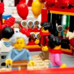 locki LEGO mają długą i ciekawą historię, a ich początki sięgają lat 30. XX wieku. Dzisiaj bawi się nimi kilkaset milionów ludzi na całym świecie.