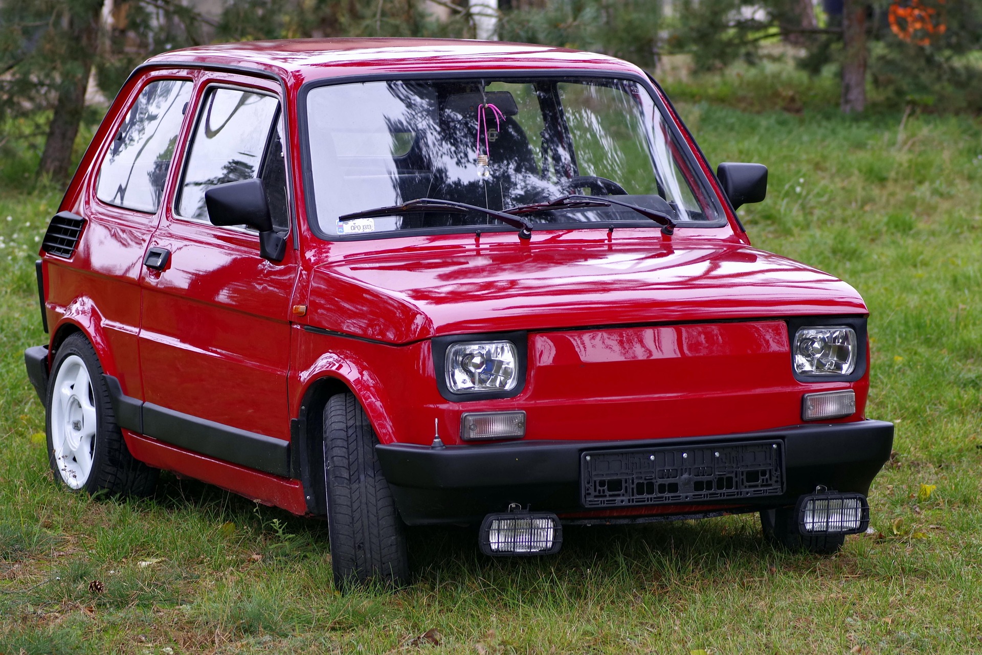 Fiat 126p, zwany pieszczotliwie Maluchem, to legenda polskich dróg i Polski Ludowej, a także ważna część naszej kultury.