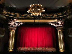 Musical to jedna z najpopularniejszych form teatralnych, teraz także i filmowych, łącząca muzykę, śpiew, dialogi i taniec.