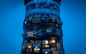 Radio has come a long way before making its way to our smartphones. Join us on an extraordinary journey through time. In the end, we’ll take a look at how we listen to the radio today.