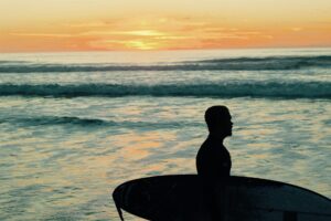 Surfing to coś więcej niż tylko sport. To cała kultura z określonym stylem życia, filozofią, modą, literaturą, prasą i wreszcie z surf rockiem.