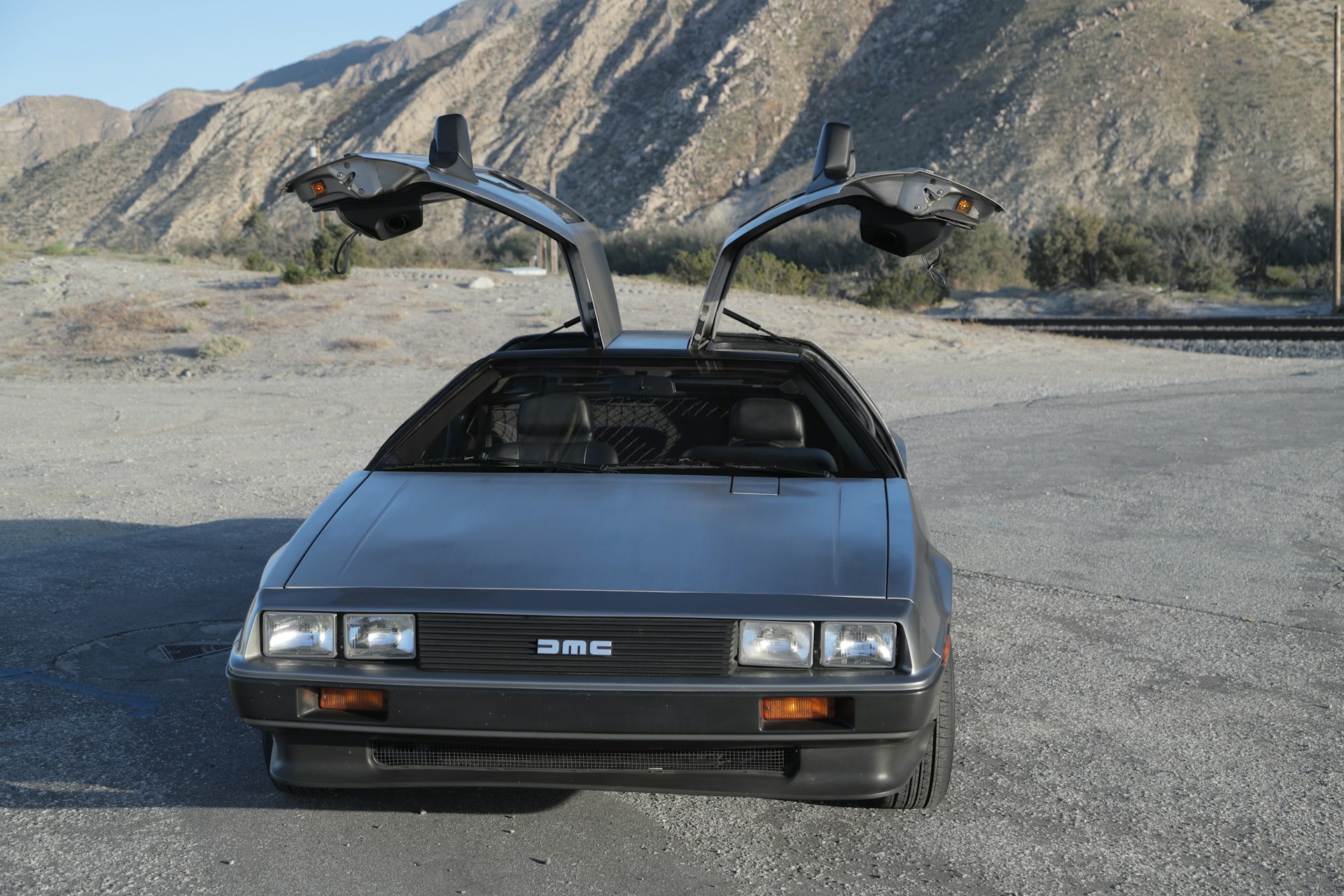 Gdy myślisz o podróżach w czasie w filmach, jedna maszyna przychodzi na myśl: DeLorean DMC-12.