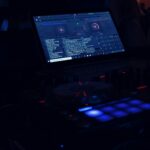 Richard D. James, znany szerzej pod pseudonimem Aphex Twin, to jeden z najbardziej wpływowych i jednocześnie najbardziej enigmatycznych twórców muzyki elektronicznej ostatnich dekad.