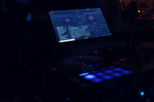 Richard D. James, znany szerzej pod pseudonimem Aphex Twin, to jeden z najbardziej wpływowych i jednocześnie najbardziej enigmatycznych twórców muzyki elektronicznej ostatnich dekad.