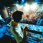 Drum and bass, znany też jako DnB lub D&B ma już albo dopiero trzydzieści lat. Chociaż powstał w podziemiach w kontrze do mainstreamu, dziś jest jednym z najpopularniejszych gatunków muzycznych na świecie.
