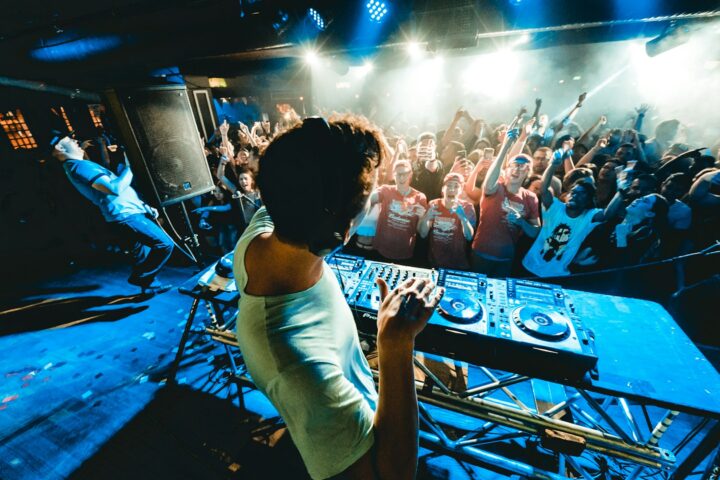 Drum and bass, znany też jako DnB lub D&B ma już albo dopiero trzydzieści lat. Chociaż powstał w podziemiach w kontrze do mainstreamu, dziś jest jednym z najpopularniejszych gatunków muzycznych na świecie.