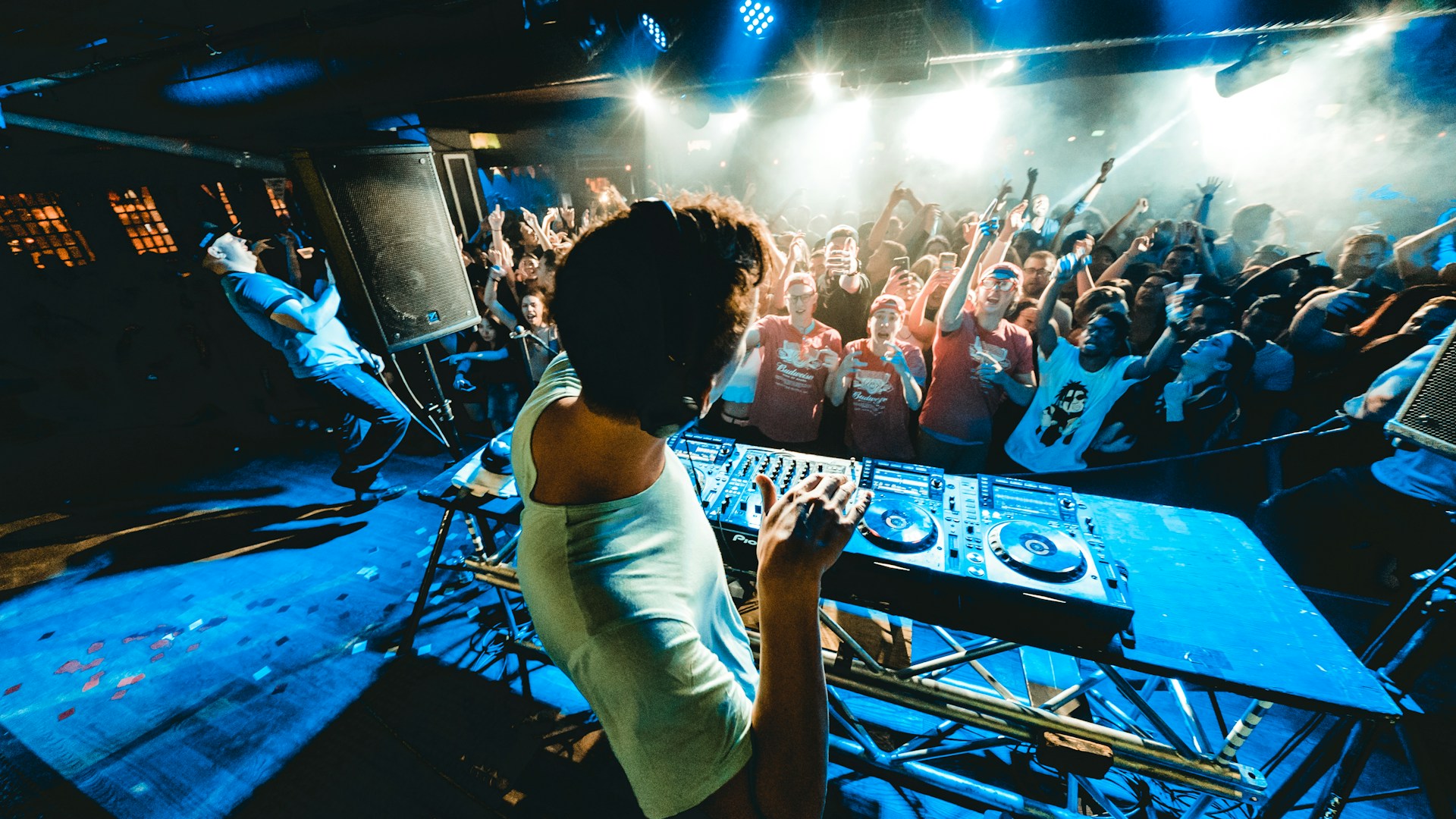 Drum and bass, znany też jako DnB lub D&B ma już albo dopiero trzydzieści lat. Chociaż powstał w podziemiach w kontrze do mainstreamu, dziś jest jednym z najpopularniejszych gatunków muzycznych na świecie.